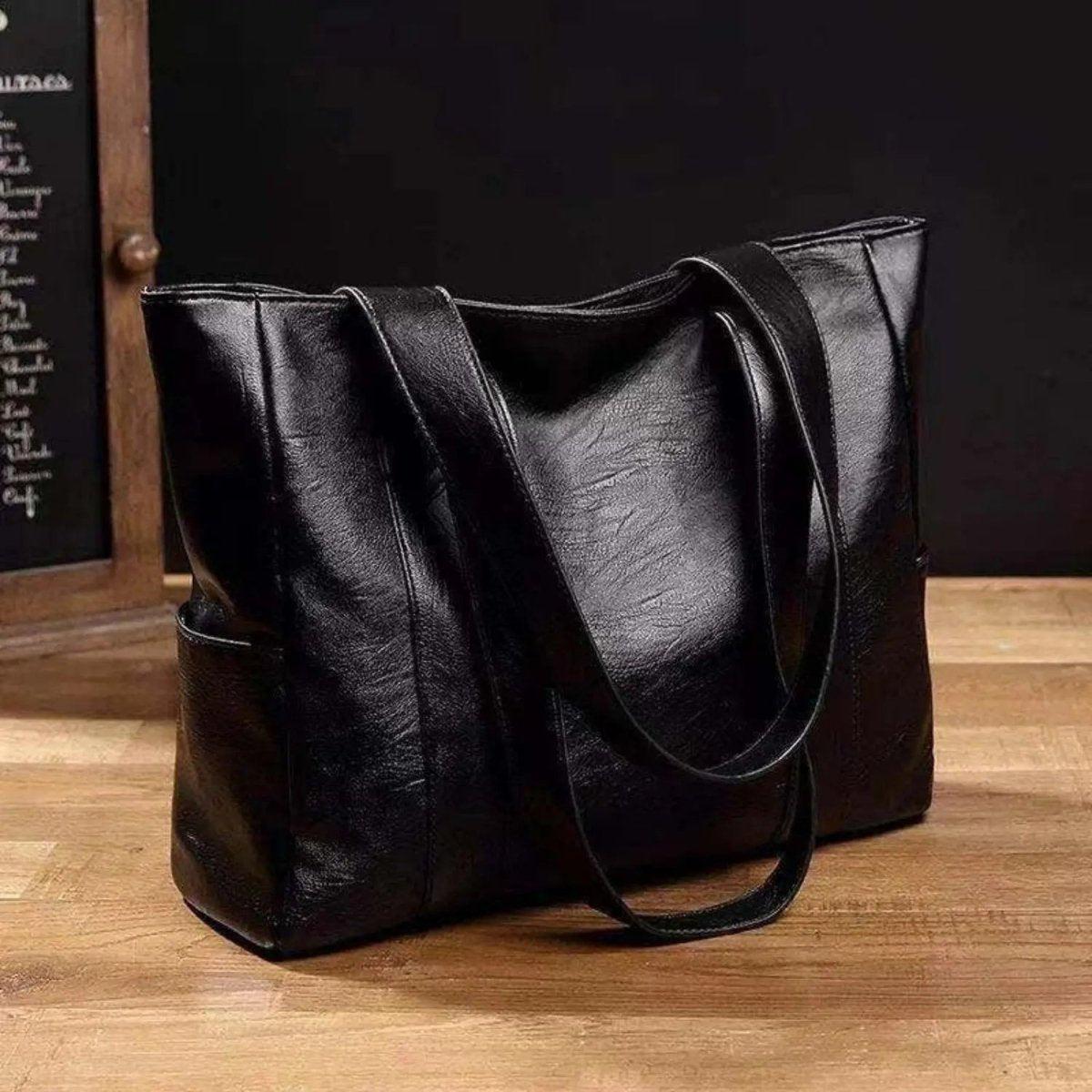 Wearclo | Elegant leather shoulder bag with a retro touch and smooth surface