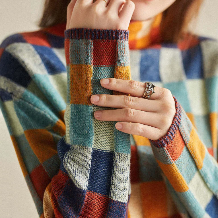 Women's Relaxed Fit Plaid Sweater - Comfortable Checked Knit Pullover with Crew Neck, Soft Oversized Winter Sweater